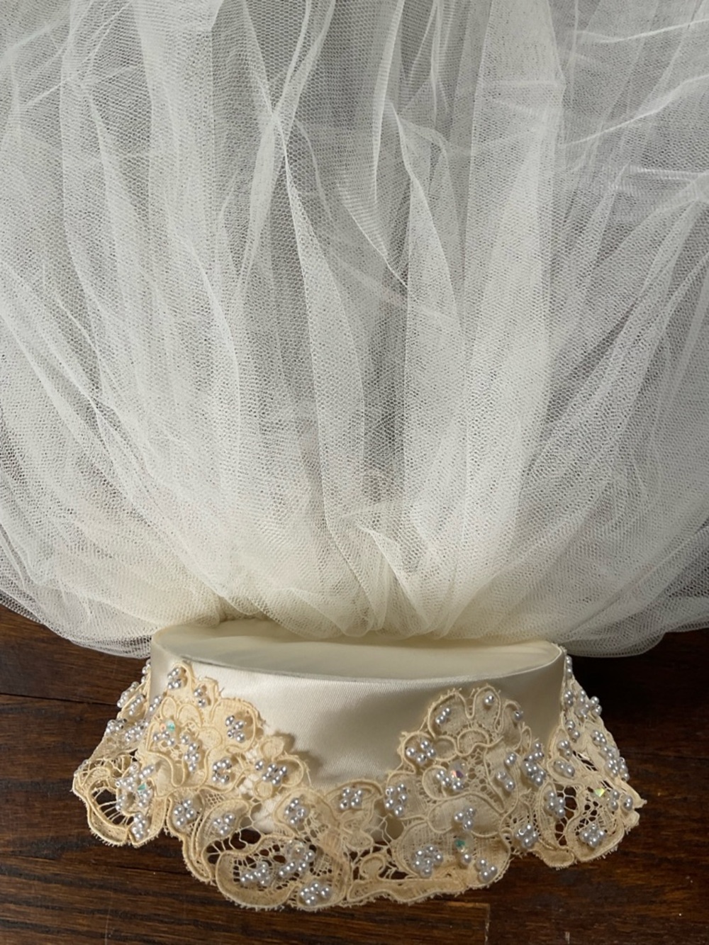 Vintage ivory bridal veil with pill hat and lace-trimmed comb. - Picture 8 of 10